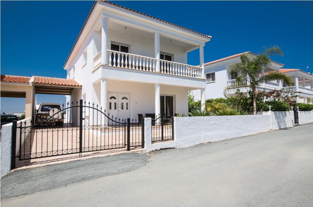 Carilisto Big 4 Bedrooms In Center Of Vilă Ayia Napa